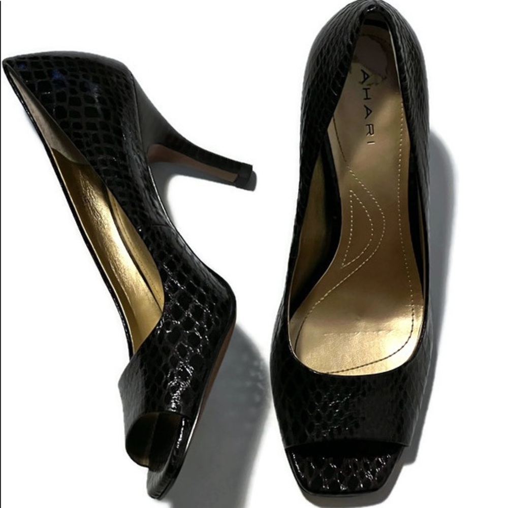 NWOT Tahari Rini open toe pumps, in brown croc print size 8